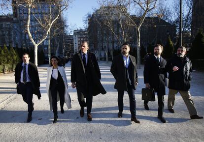 El líder de Vox, Santiago Abascal, ha afirmado este martes a su llegada al Tribunal Supremo, donde el partido ejerce la acusación popular contra los lideres independentistas: "Que el presidente de la Generalidad de Cataluña esté entre el público y no en el banquillo de los acusados es una demostración de que el golpe sigue vivo".