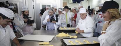 Esperanza Aguirre durante su visita a la fábrica de Viena Capellanes.