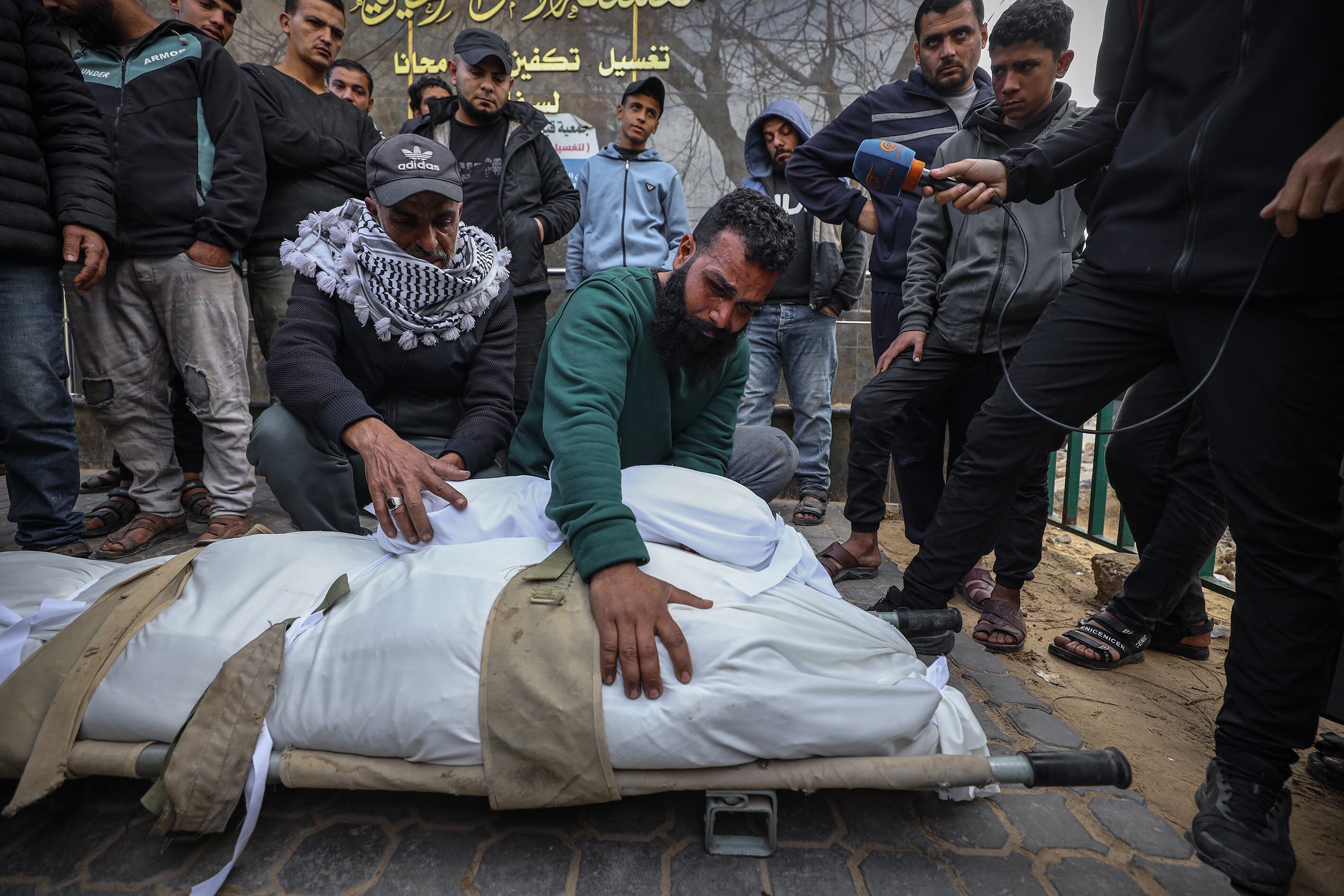 Más de 20 palestinos muertos en bombardeos israelíes en Gaza pese al alto el fuego