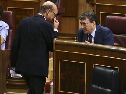 Los diputados del PNV Mikel Legarda (de pie) y Aitor Esteban en el Congreso.