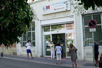 Centro de salud Vicente Soldevilla en el barrio de San Diego, en el distrito de Puente de Vallecas, una de las zonas de la capital con más casos positivos en las últimas semanas.