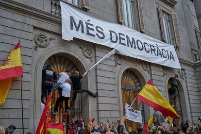 El fotollibre inclou testimonis de la història més recent de la capital catalana, com aquesta d'una manifestació a la plaça de Sant Jaume, el passat 1 d'octubre, en contra del referèndum il·legal.