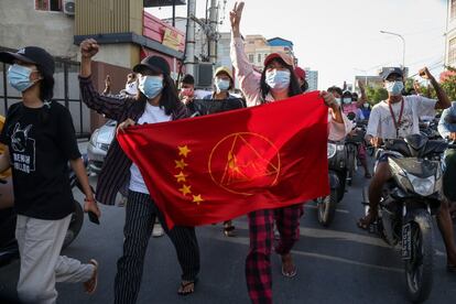 Manifestantes marchan durante una protesta contra el golpe militar en Mandalay, Myanmar. La líder derrocada de Myanmar, Aung San Suu Kyi, compareció en persona para una audiencia en un tribunal de Naypyitaw. Se le permitió reunirse con su equipo legal antes de la audiencia, según sus abogados Khin Maung Zaw y Min Min Soe. Suu Kyi fue detenida en febrero de 2021 después de que su Gobierno fuera derrocado por los militares en un golpe de Estado.