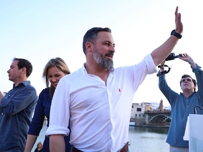 El líder de Vox, Santiago Abascal, saluda al término del mitin en Sevilla, este jueves.