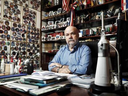 El médico Jorge Cartes, junto a su colección de emblemas en su casa de Madrid.