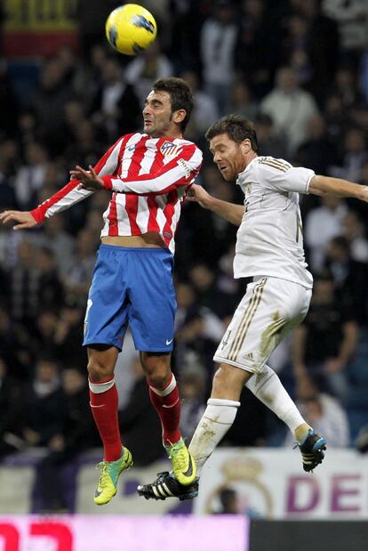 Adrián y Alonso se fajan por el balón.