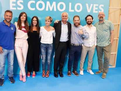 De izquierda a derecha, Karlos Simón, Maika Maikovski, Virginia Díaz, Sara Escudero, Samuel Martín Mateos, Miquel Silvestre, Juan Antonio Simarro y Goyo Jiménez, en la presentación de La 2 en el Festival de Vitoria.