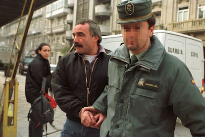Alfredo Sánchez Chacón, tras ser detenido en 2001.