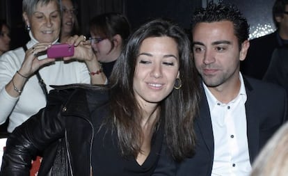 Xavi Hernández, con su novia Nuria Cunillera.