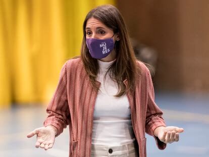 La ministra de Igualdad, Irene Montero, durante un encuentro con mujeres deportistas de Alcorcón, el pasado 23 de septiembre.