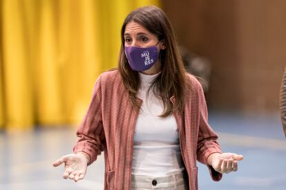 La ministra de Igualdad, Irene Montero, durante un encuentro con mujeres deportistas de Alcorcón, el pasado 23 de septiembre.