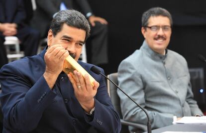 Venezuela, un país rico en petróleo y materias primas, arrastra una hiperinflación que, según el FMI alcanzará el 13.000% este año. Apenas en dos meses, el bolívar se devaluó un 92,3%. El 1 de febrero el Gobierno relanzó un sistema de subasta de divisas, que monopoliza con un severo control de cambio.