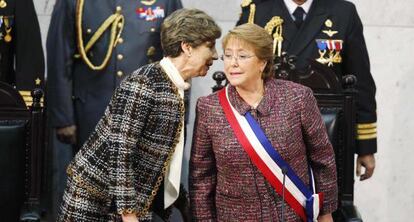 Michelle Bachelet (r) with the speaker of the Chilean Senate.