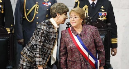 Michelle Bachelet (r) with the speaker of the Chilean Senate.