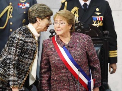 Michelle Bachelet (r) with the speaker of the Chilean Senate.