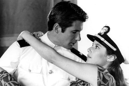 Fotograma de la película 'Oficial y caballero'.