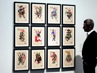 En el apartado titulado "Ejército del arte" se muestran diversos trabajos de artistas y dibujantes contra la guerra, como esta "Baraja antifascista" de Mauricio Amster que no llegó a imprimirse.