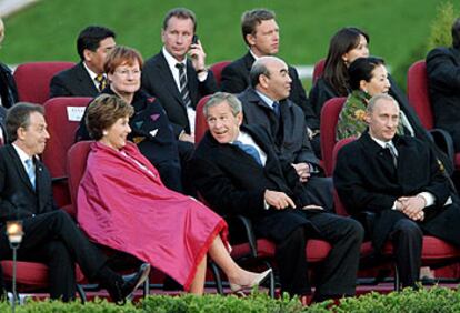 George W. Bush y su esposa, Laura, junto a su anfitrión, Vladímir Putin (derecha), y Tony Blair (izquierda), ayer en San Petersburgo.