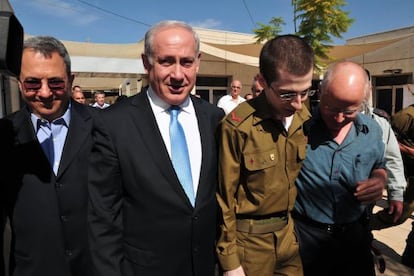 El primer ministro Benjam&iacute;n Netanyahu saluda al soldado Shalit. 