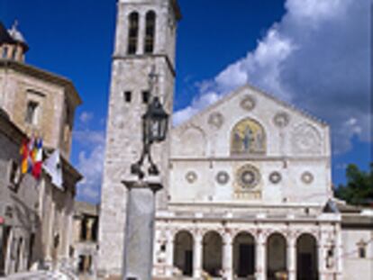 La plaza de la catedral de Spoleto, con su delicada fachada tardorrománica.