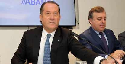 Juan Carlos Escotet, propietario de Abanca, y Francisco Botas, consejero delegado de la entidad, en una imagen de archivo.