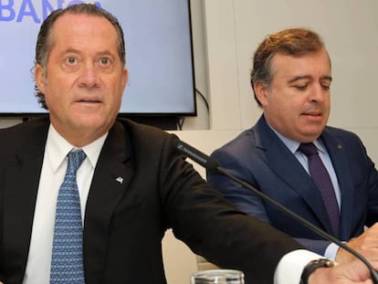 Juan Carlos Escotet, propietario de Abanca, y Francisco Botas, consejero delegado de la entidad, en una imagen de archivo.