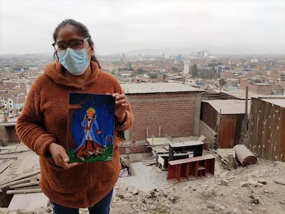 Maribel Sotelo sostiene un cuadro pintado por el artista Ness is Sans en honor al zorro Run Run