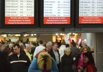 Pasajeros hacen cola en el control de seguridad del aeropuerto de Hamburgo, Alemania, hoy, jueves 14 de febrero.