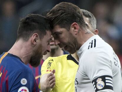 Ramos se encara con Messi durante el clásico.
