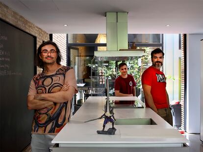 De izquierda a derecha, los miembros de The Game Kitchen Mauricio García, Miguel Moreno y Enrique Colinet, en la sede del estudio en Sevilla en julio.