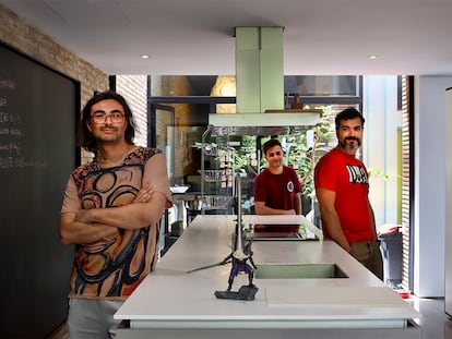 De izquierda a derecha, los miembros de The Game Kitchen Mauricio García, Miguel Moreno y Enrique Colinet, en la sede del estudio en Sevilla en julio.