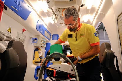 El doctor Francesc Carmona, experto en reanimación cardiopulmonar, manipula el dispositivo Lucas para compresiones torácicas dentro de una ambulancia. / SEM
