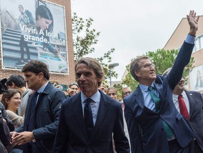 El expresidente del Gobierno José María Aznar, con el líder del PP, Alberto Núñez Feijóo, a su llegada el jueves a un coloquio en la Universidad Francisco de Vitoria de Madrid.