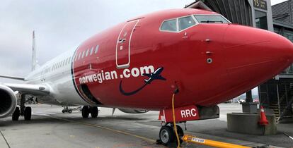 Un avión de Norwegian carga combustible en el aeropuerto de Oslo Gardermoen.