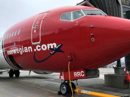 Un avión de Norwegian carga combustible en el aeropuerto de Oslo Gardermoen.