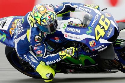 . Assen (Netherlands), 25/06/2016.- Italian Valentino Rossi on his Yamaha during the MotoGP qualifying for the Dutch Motorcycling Grand Prix in Assen, The Netherlands, 25 June 2016. (Motociclismo, Países Bajos; Holanda) EFE/EPA/BAS CZERWINSKI