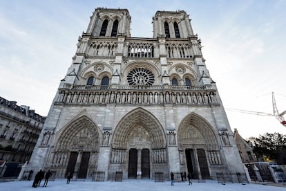 Vista de la fachada norte de la catedral de Notre Dame tras su rehabilitación, este viernes. 