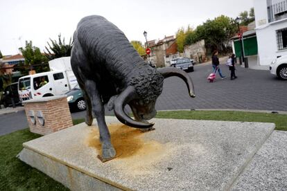 Escultura en el centro de Serranillos del Valle.