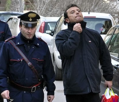 La polic&iacute;a acompa&ntilde;a a Francesco Schettino a su casa en Meta di Sorrento.