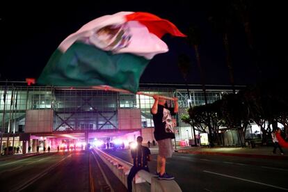 Una persona ondea la bandera mexicana en Los Ángeles (California).