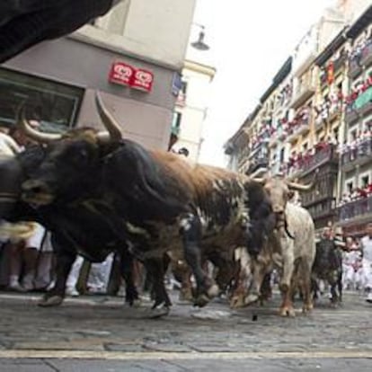 Un momento de un encierro en Pamplona