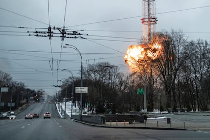 Vista de la explosión que se ha producido en la torre de la televisión ucrania tras un ataque ruso, en Kiev.