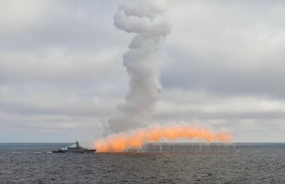 Un buque de guerra ruso participa en unas maniobras en el Mar Negro frente a las costas de Crimea (Ucrania). En los ejercicios participaron buques de guerra y aviones que lanzaron misiles contra blancos de práctica.