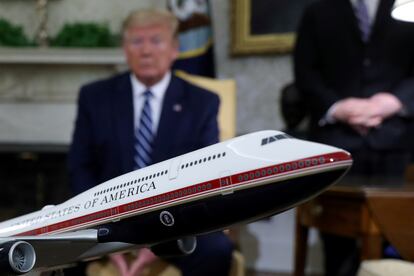 El entonces presidente de Estados Unidos, Donald Trump, en una imagen de 2019 en el Despacho Oval de la Casa Blanca, ante una maqueta del futuro Air Force One.