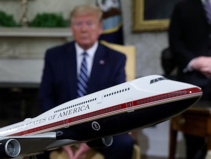 El entonces presidente de Estados Unidos, Donald Trump, en una imagen de 2019 en el Despacho Oval de la Casa Blanca, ante una maqueta del futuro Air Force One.