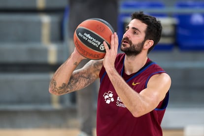 El base catalán Ricky Rubio, que fichó la semana pasada por el Barça, con el que ha comenzado a entrenar tras desvincularse de la NBA por problemas de salud mental, es la gran novedad en la lista del seleccionador español Sergio Scariolo para los partidos ante Letonia y Bélgica, de la fase de clasificación del Eurobasket 2025. Rubio retorna de esta manera al equipo español tras anunciar un parón competitivo, del que aún no ha vuelto, durante la concentración con la que se preparaba el pasado Mundial de 2023 en Japón, Filipinas e Indonesia. España se concentrará el 19 de febrero en Zaragoza.