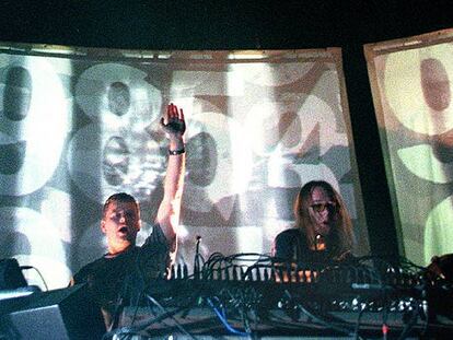 El grupo Chemical Brothers, en un concierto en el Palacio de los Deportes de Barcelona.
