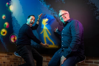 Kelsey Mann (izquierda), director de 'Del Revés 2', y Mark Nielsen (derecha), su productor, retratados en el hall principal de la sede de Pixar en Emeryville, California, a finales de marzo de 2024.