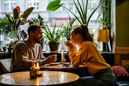 Cuando se crea un perfil en Bumble, Hinge o Tinder, los usuarios saben que tienen que realizar una presentación deseable del yo para ‘destacar’ entre sus ‘competidores'. 