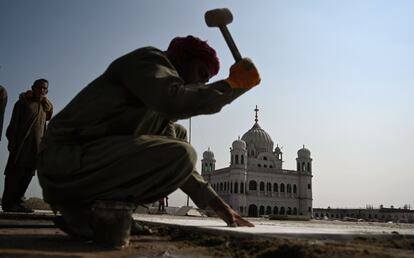 Un hombre trabaja en la construcción de un lugar religioso sijista, Gurdwara Darbar Sahiben, en la ciudad paquistaní de Kartarpur, cerca de la frontera con la India. Pakistán anunció el 16 de septiembre que el corredor de Kartarpur se abrirá para los peregrinos sijs indios a principios de noviembre.